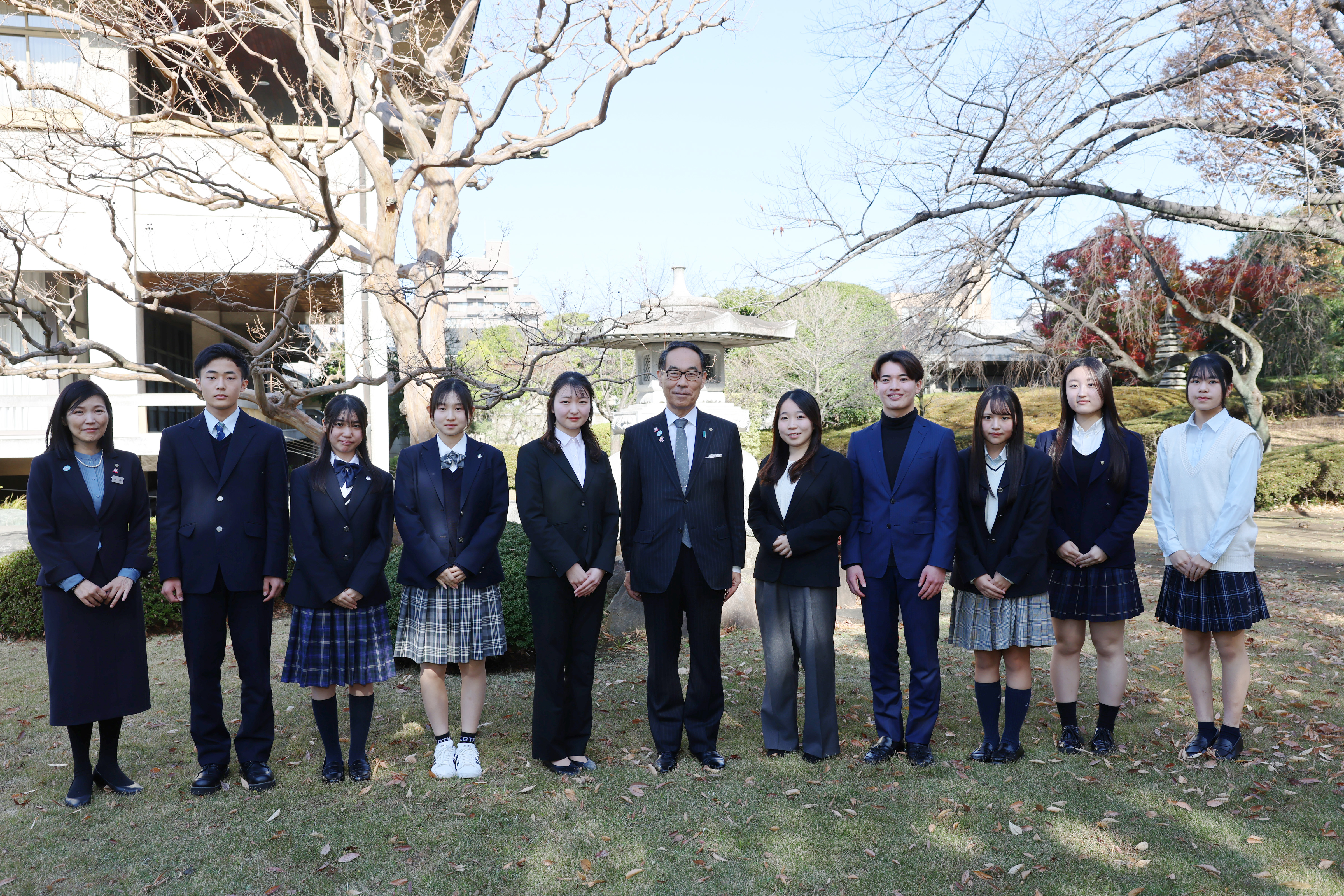 奨学生と記念写真を撮る知事の写真