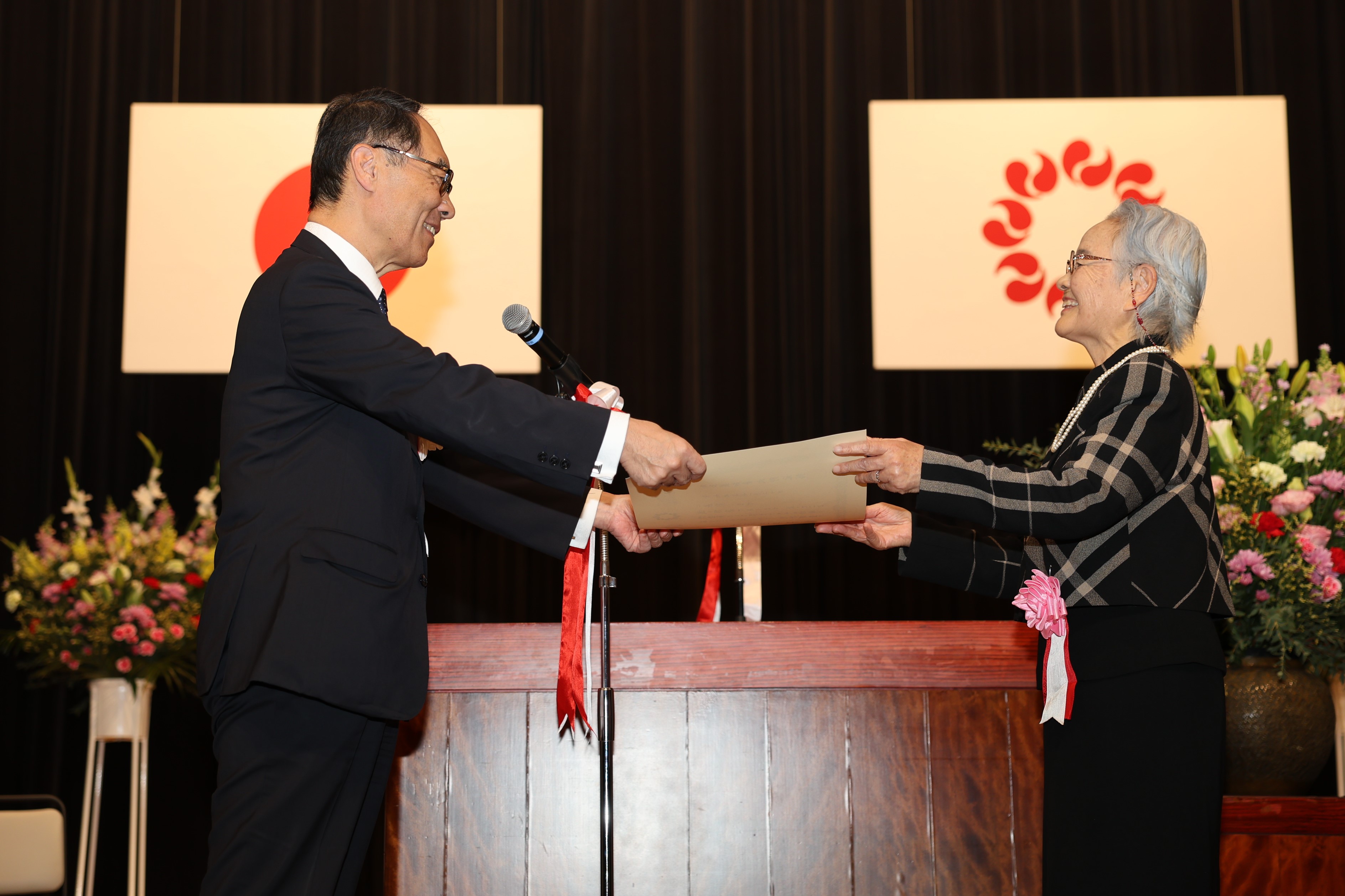 表彰状を手渡す様子