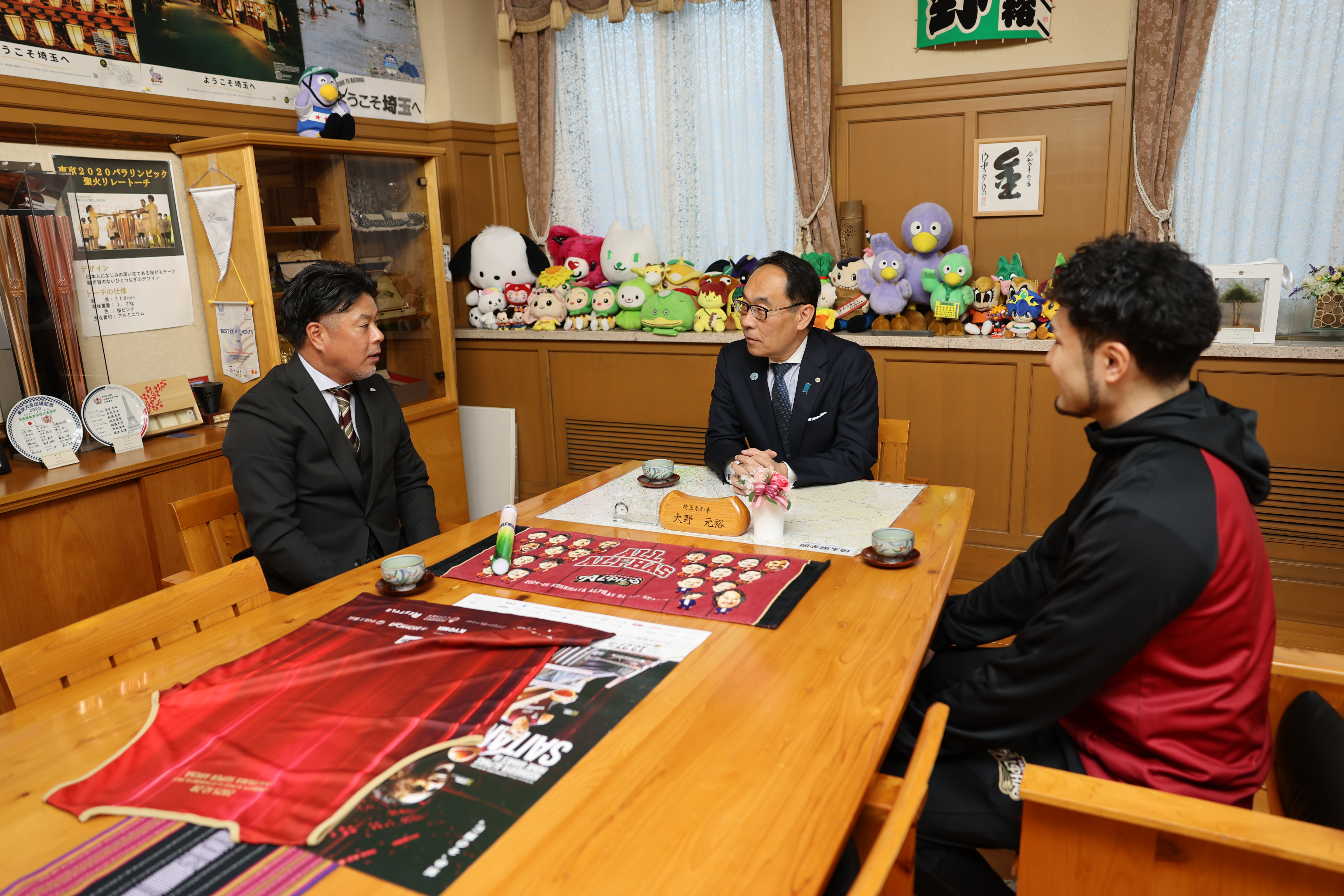 表敬訪問者と歓談する知事の写真