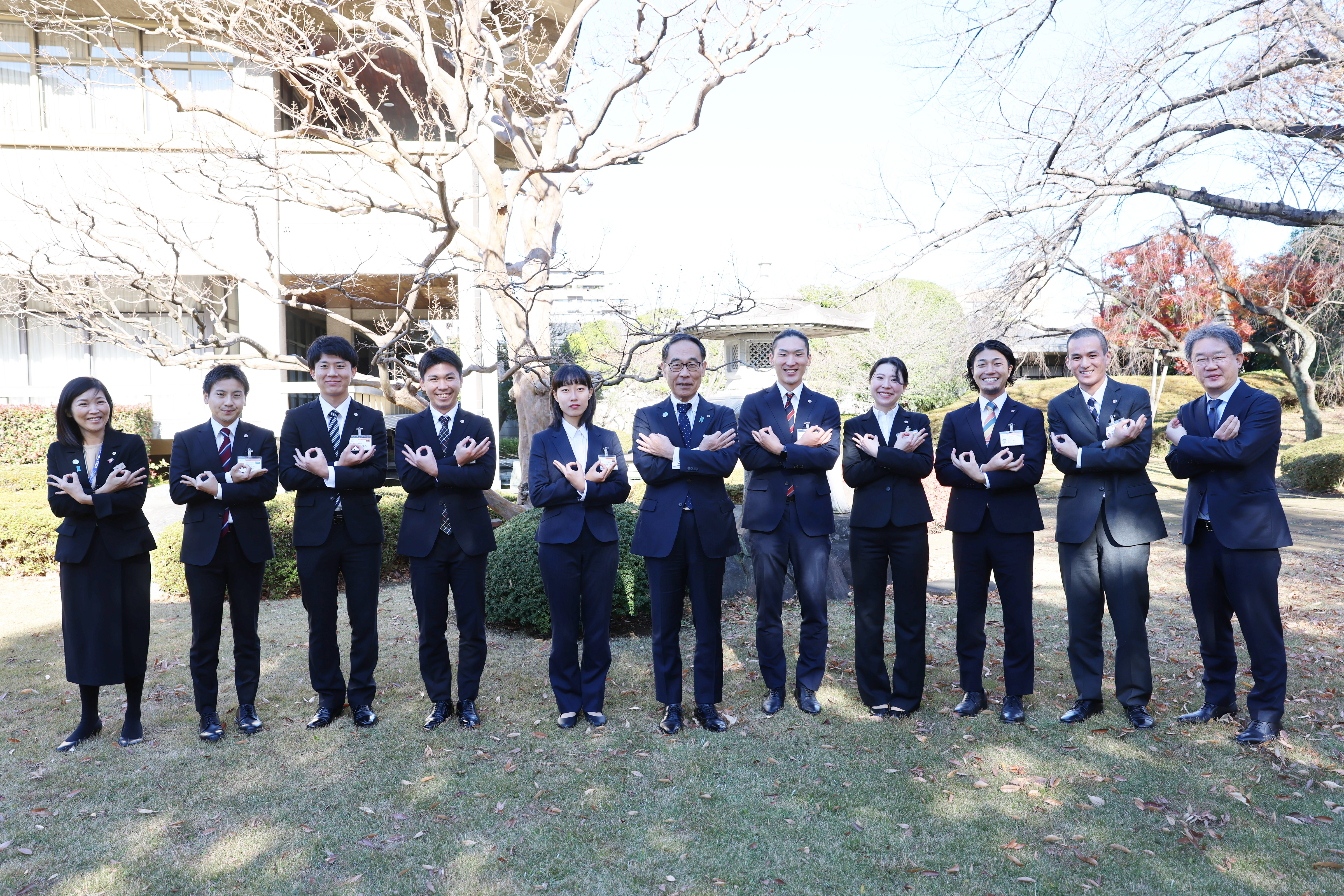 壮行会・委嘱式出席者と記念撮影を撮る知事の写真