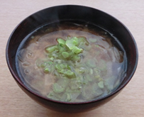 たまねぎと大根葉のみそ汁