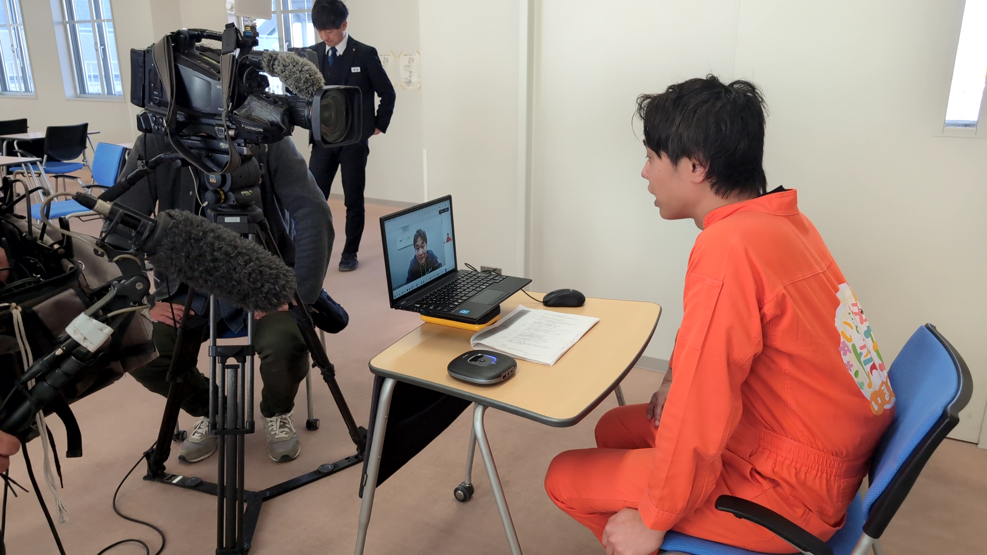 カナイがパソコンでミーティングしている様子