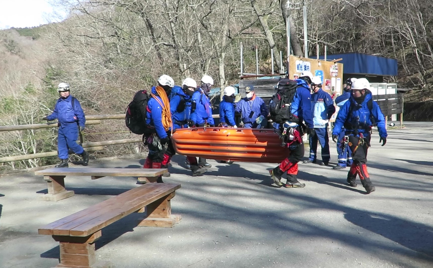 山岳救助隊がボートを手で持って運ぶ様子