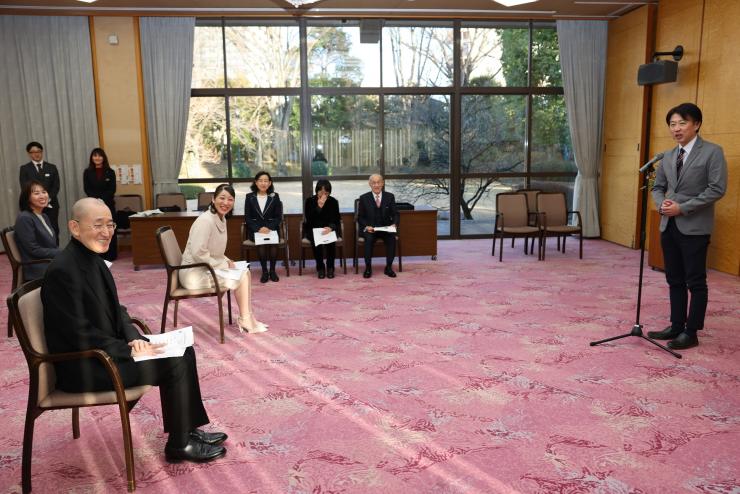 あいさつを述べる白土議長