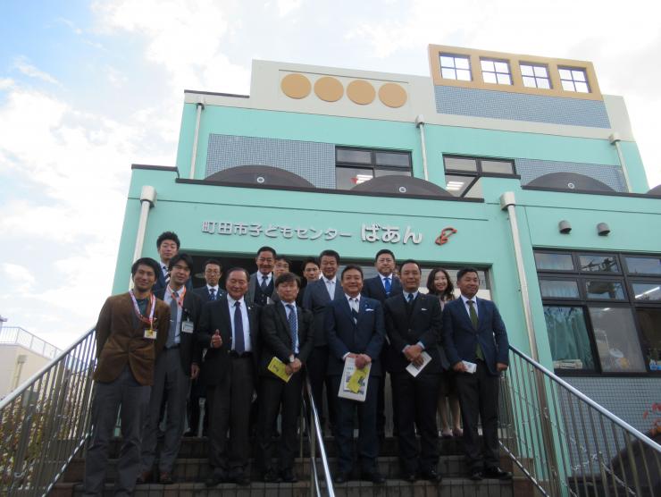 子どもセンターばあんにて議員とスタッフの集合写真