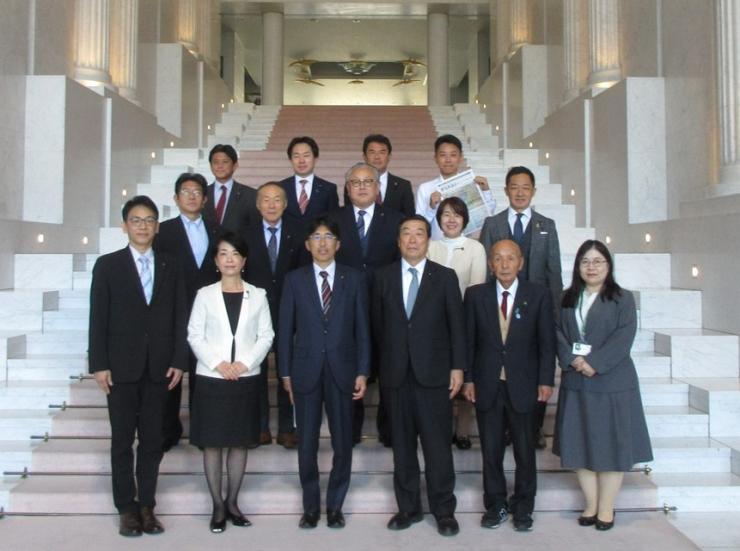 群馬県議会にて議員とスタッフの集合写真