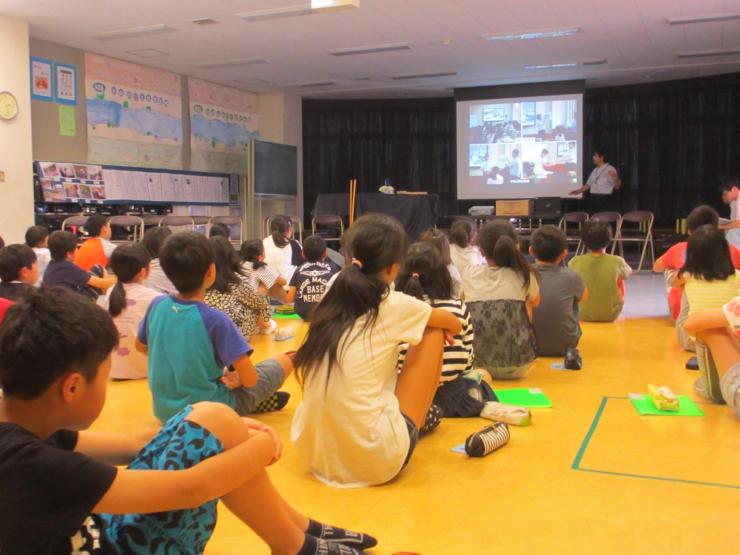 本庄市立藤田小学校で報告会を開いた様子の写真