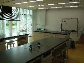 県民実験室室内の写真（後方から）
