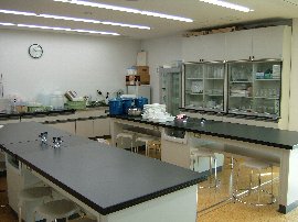 県民実験室室内の写真（前方から）