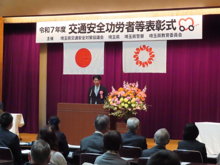 祝辞を述べる白土議長の写真