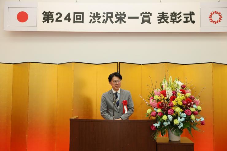 祝辞を述べる白土議長の写真