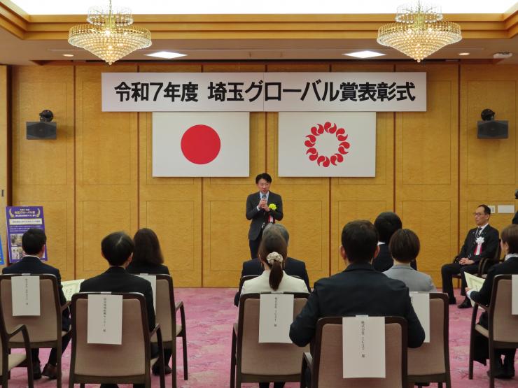 祝辞を述べる白土議長