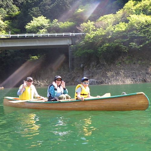 カヌーに乗っている写真