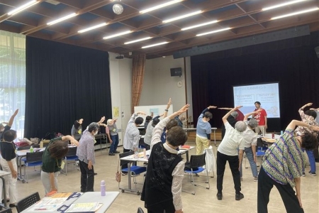 研修で体操をしている写真