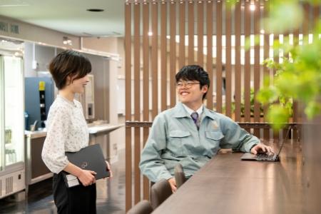 打ち合わせをする職員の写真