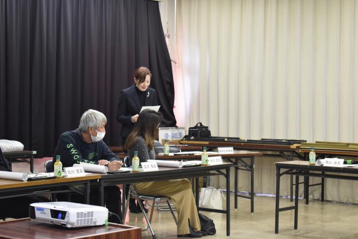 挨拶を述べる武田委員