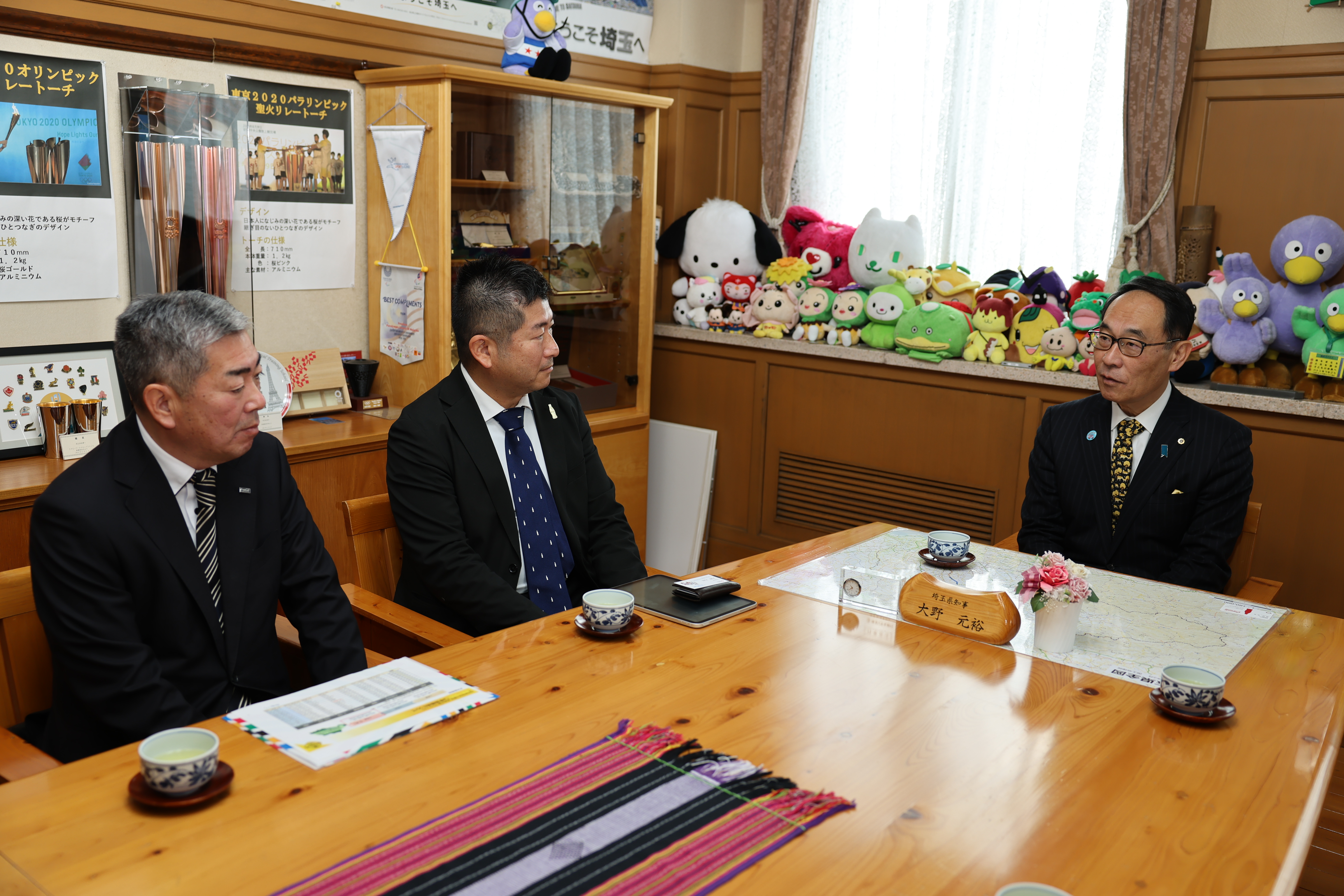 贈呈式に寄附者とともに歓談する知事の写真