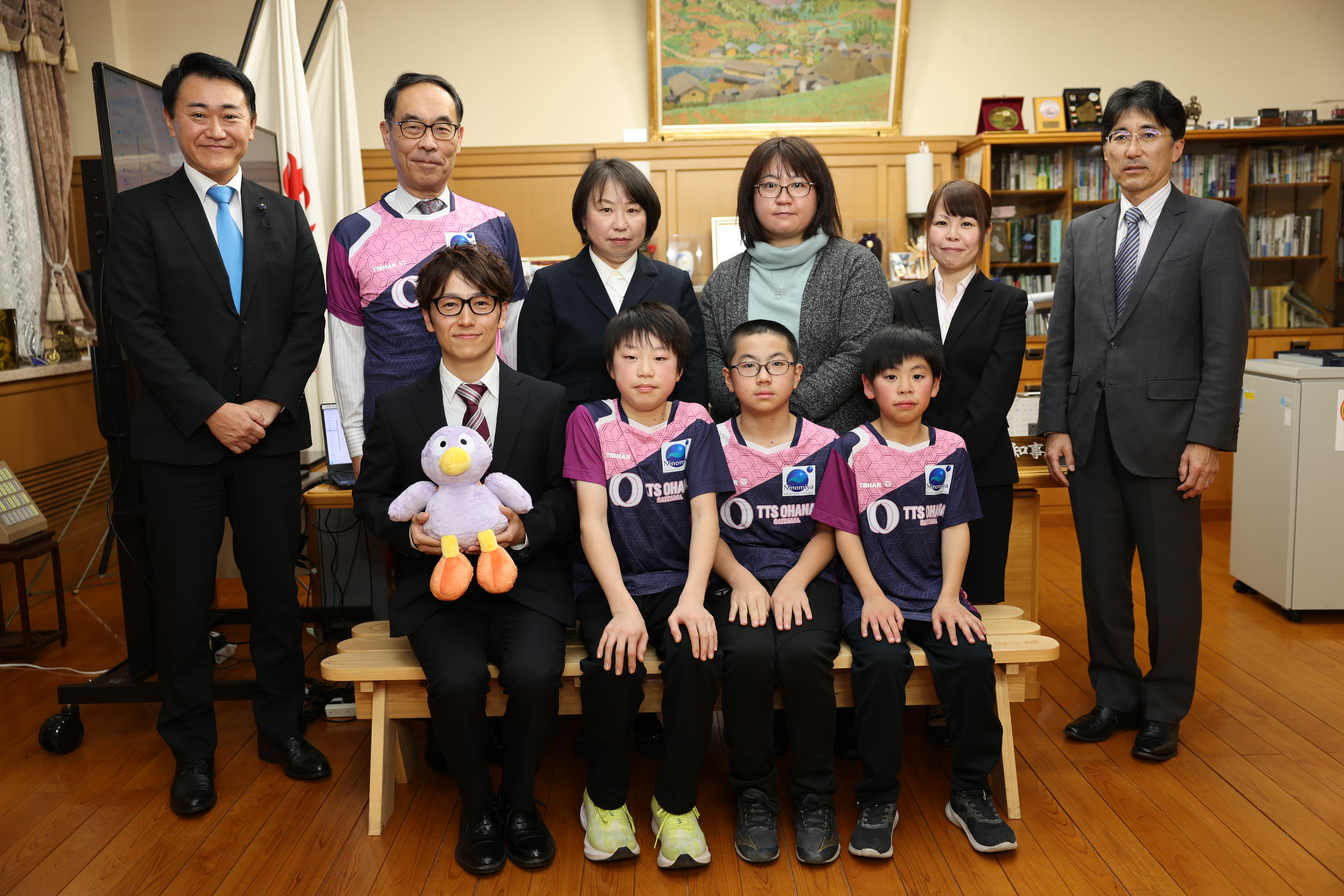 優勝選手らと写真を撮る知事の写真