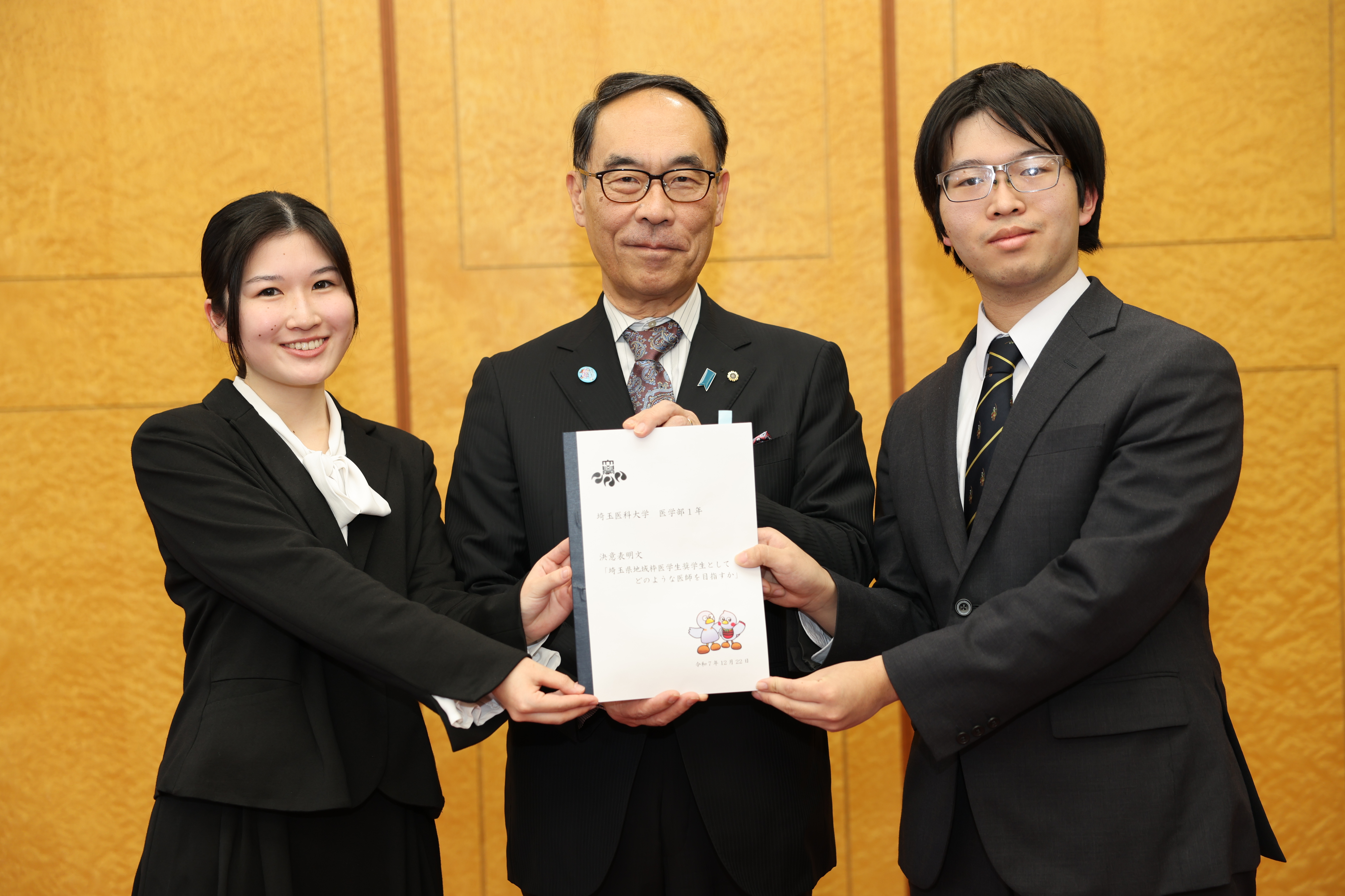 代表者と記念写真を撮る知事の写真