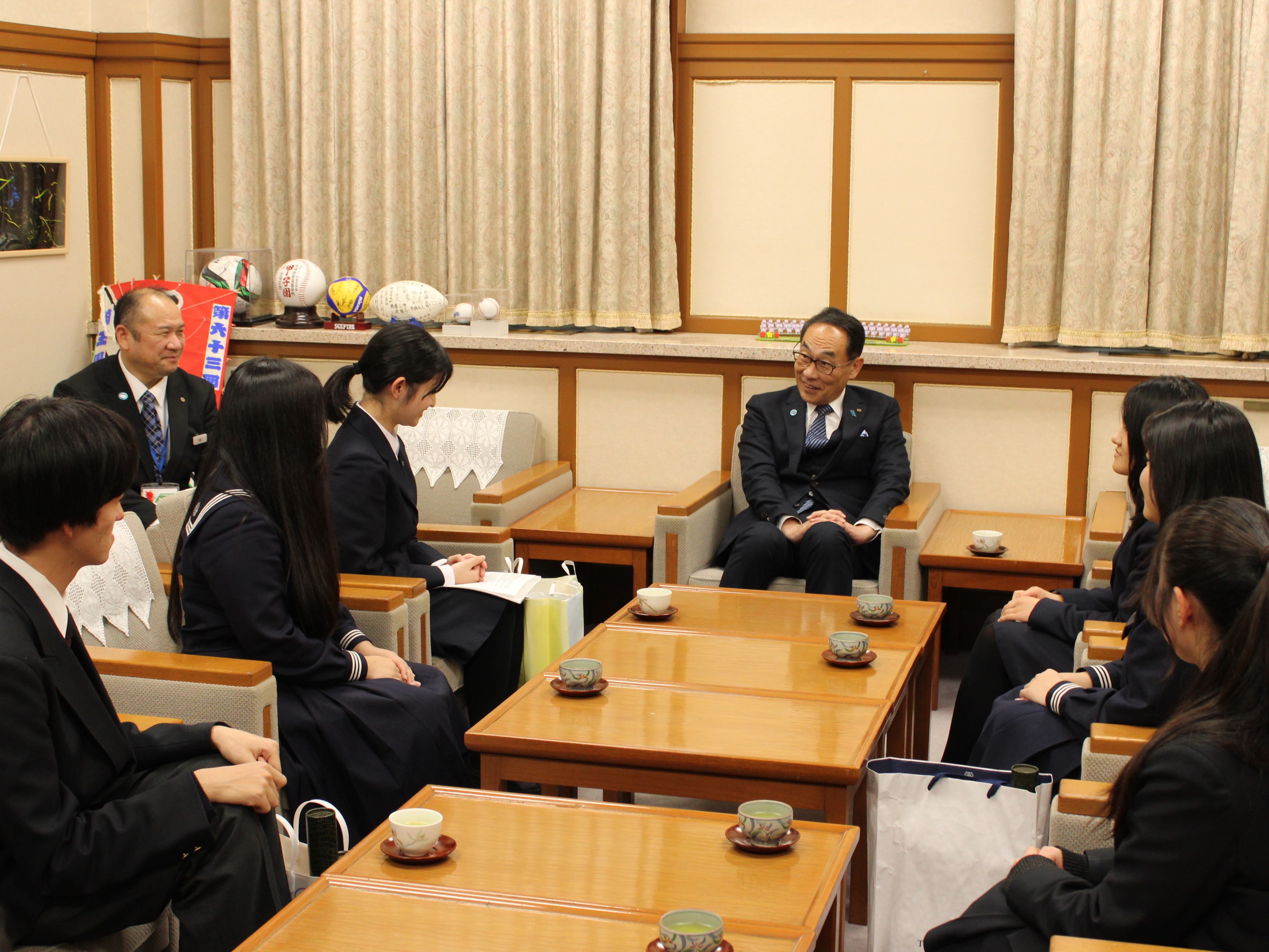 表敬訪問者と歓談する知事の写真