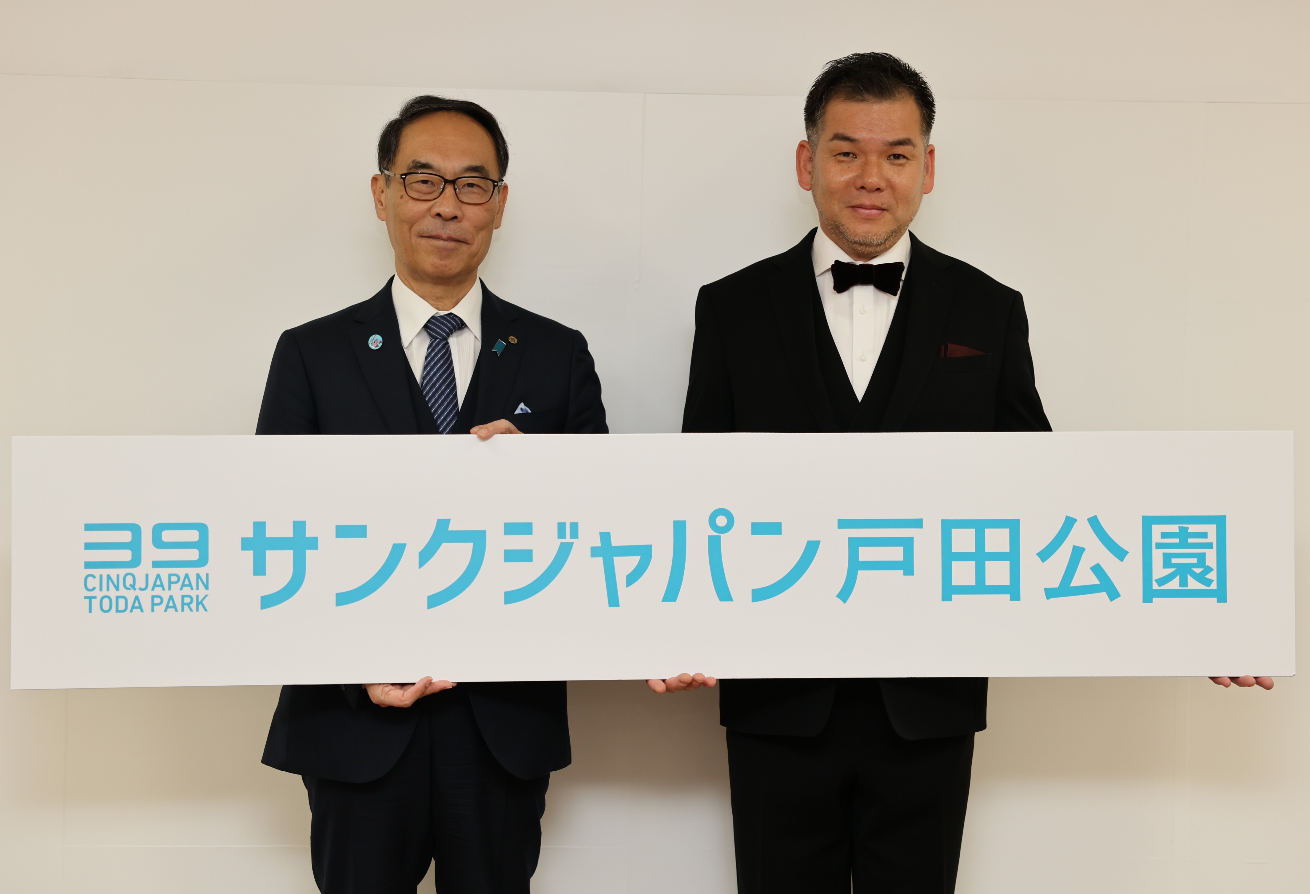 契約締結者と写真を撮る知事の写真