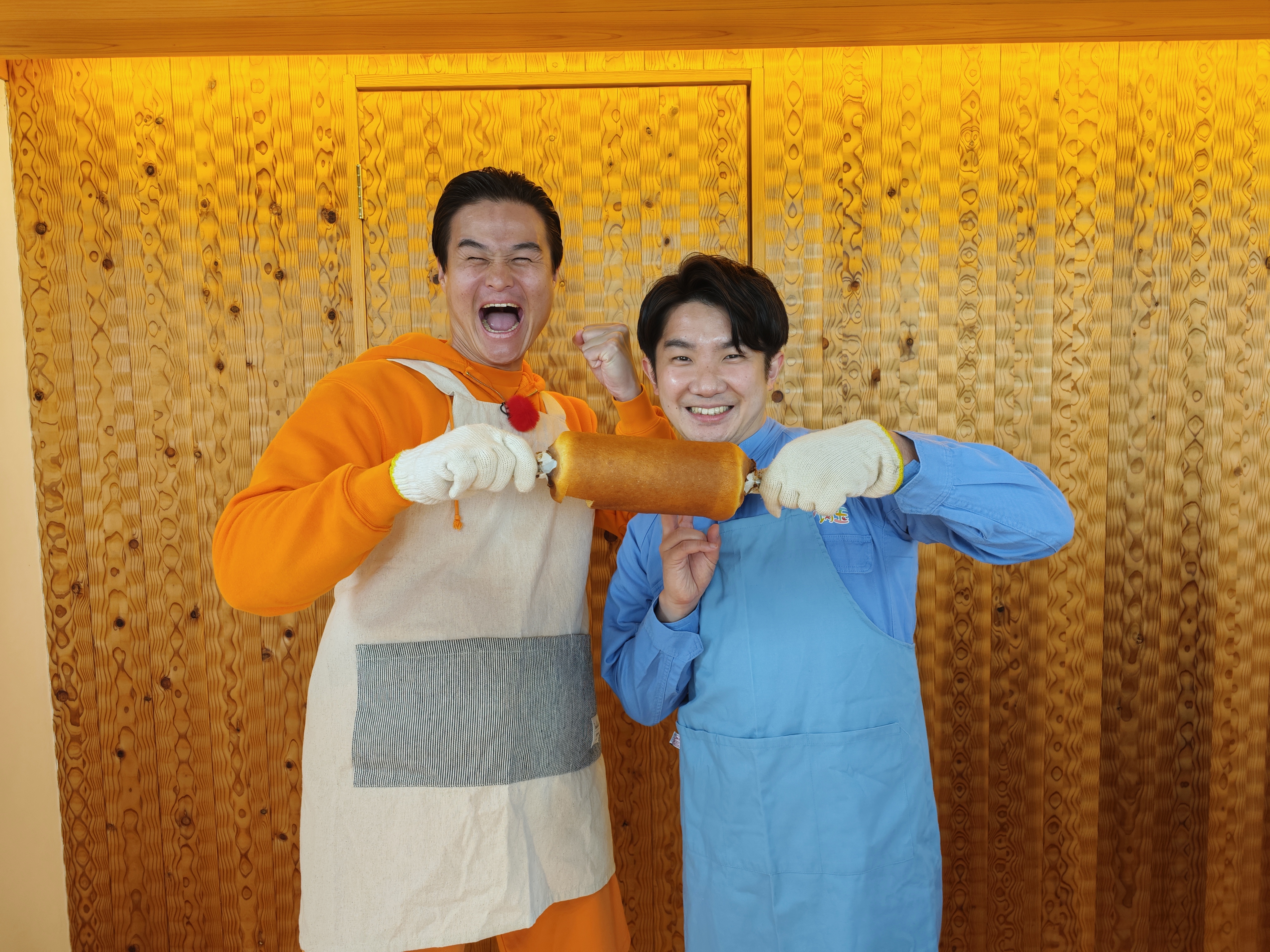 バウムクーヘンを持つ高岸宏行と小堺翔太