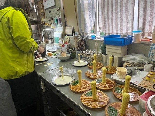 パスタの食品サンプルを製作している様子