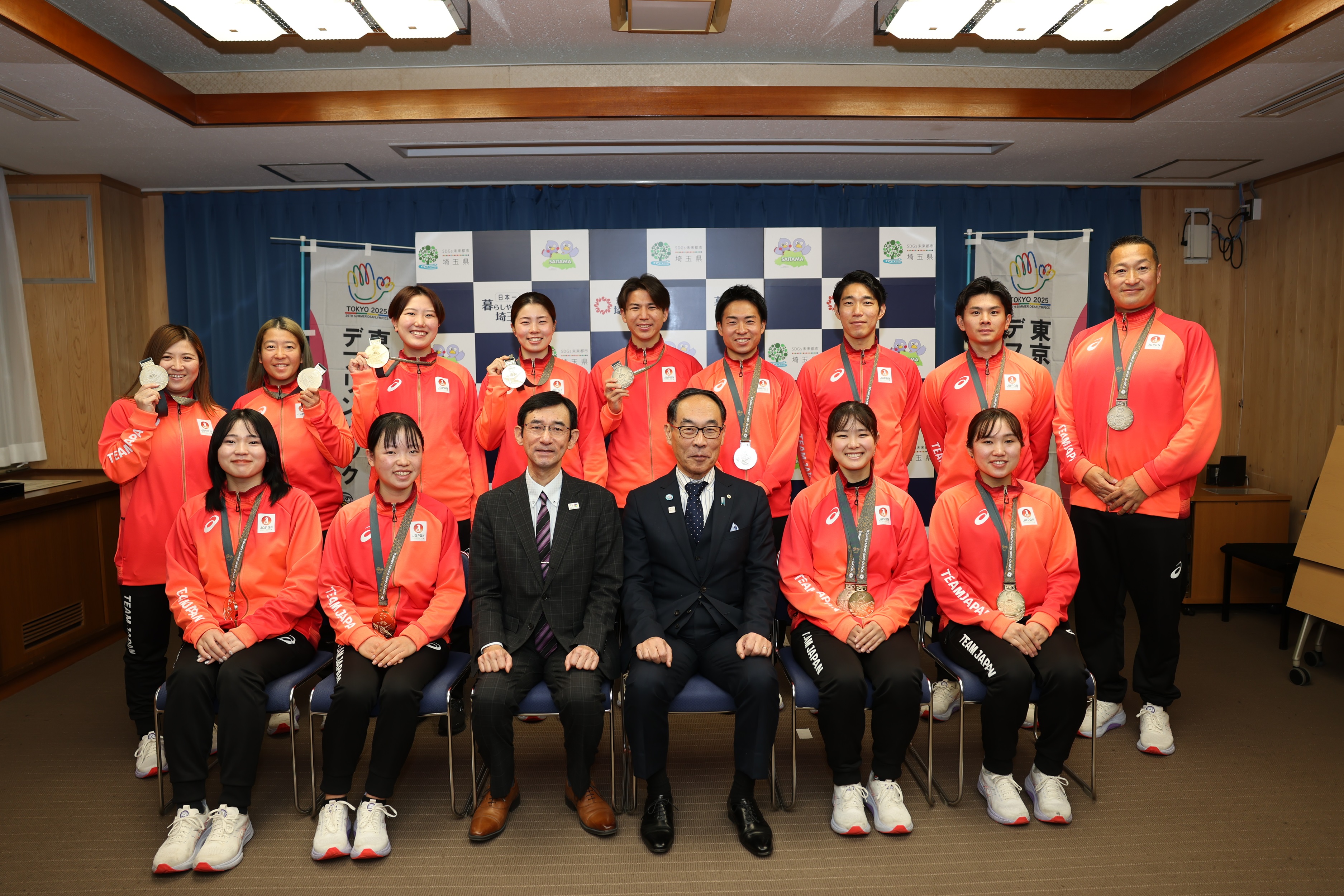 彩の国M.A.P.贈呈者と集合写真を撮る知事の写真