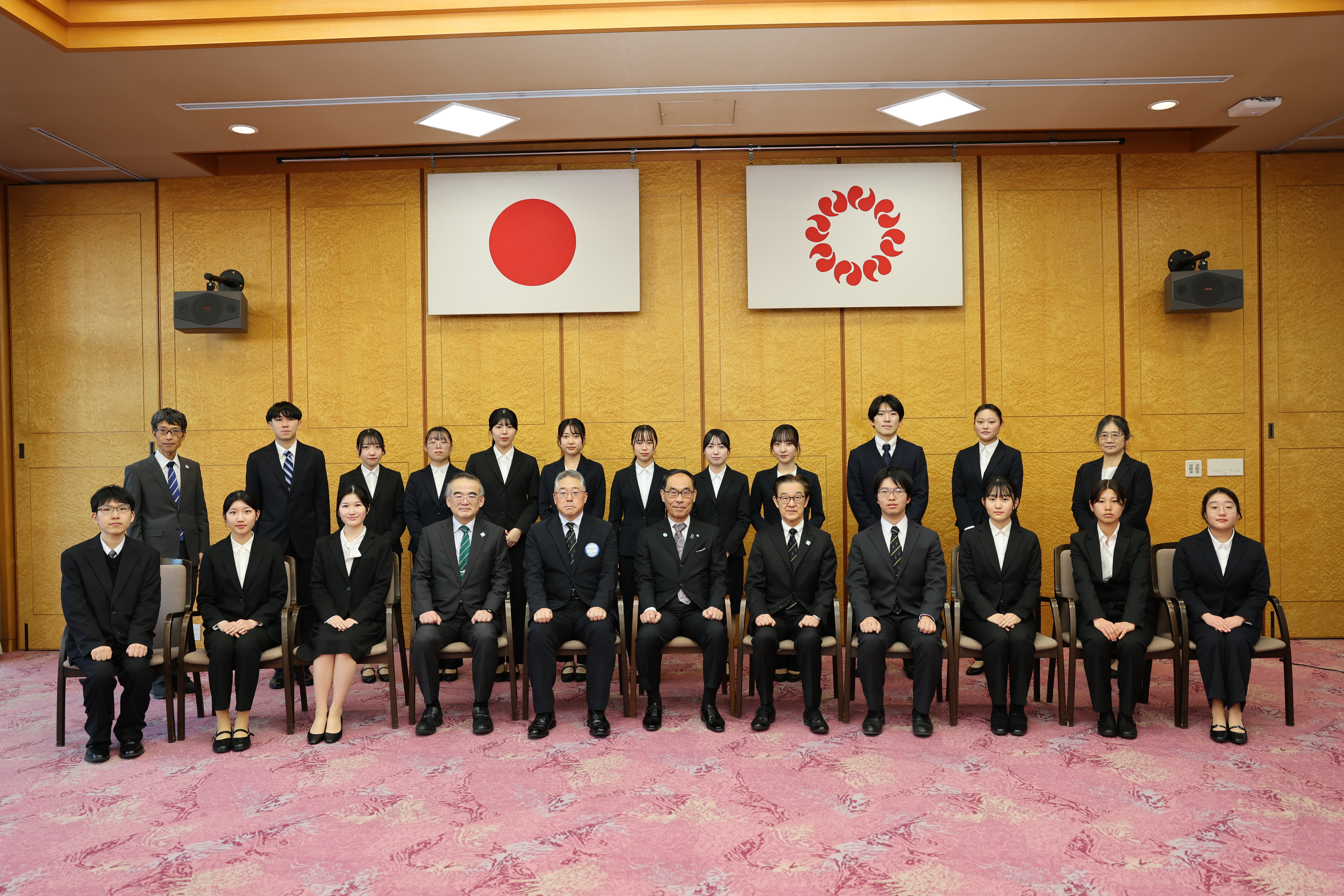 集合写真を撮る知事の写真