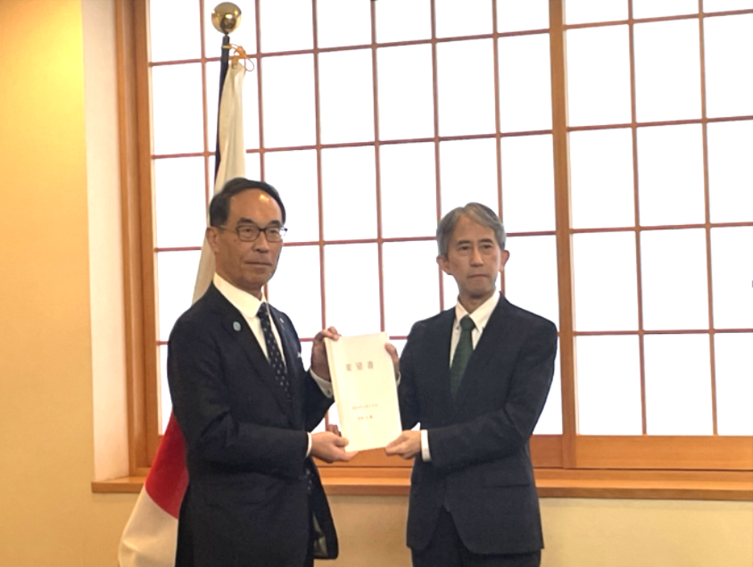 外務省中東アフリカ局長へ要望書を手渡す知事の写真