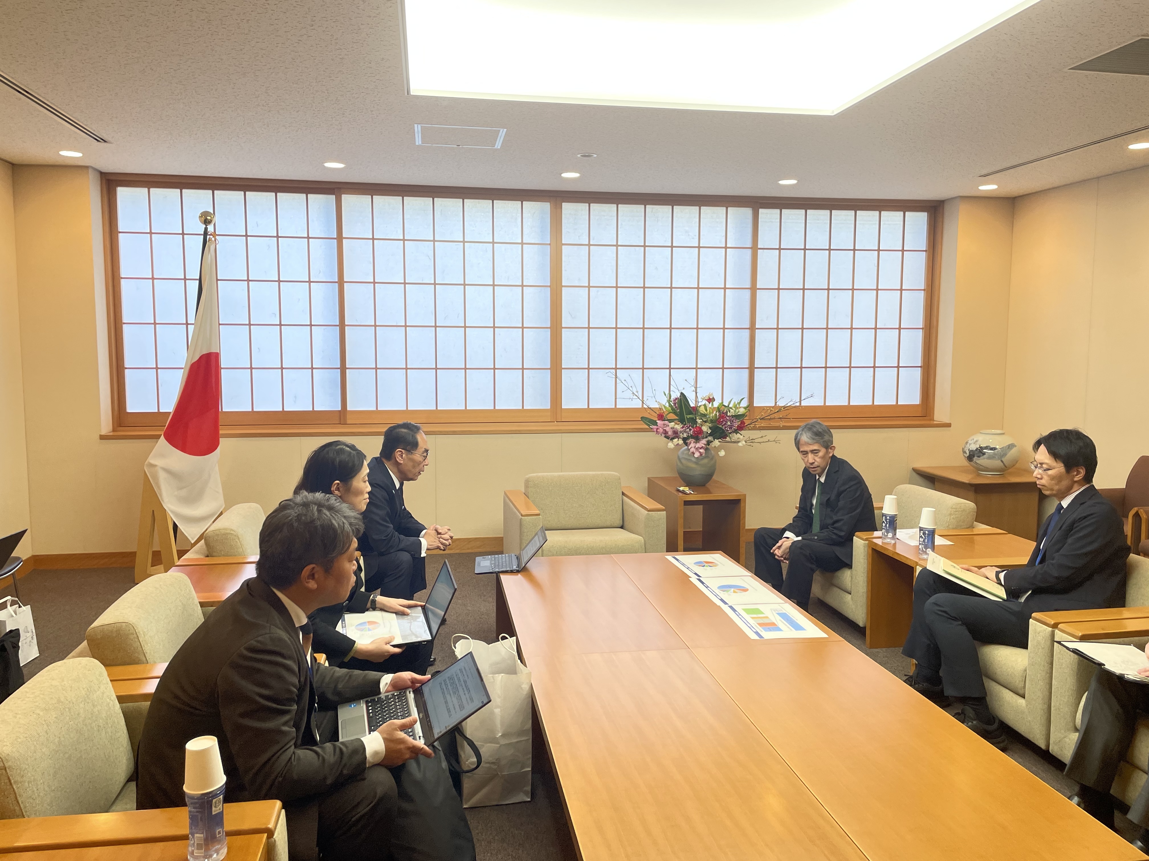 外務省中東アフリカ局長らと会談する知事の写真