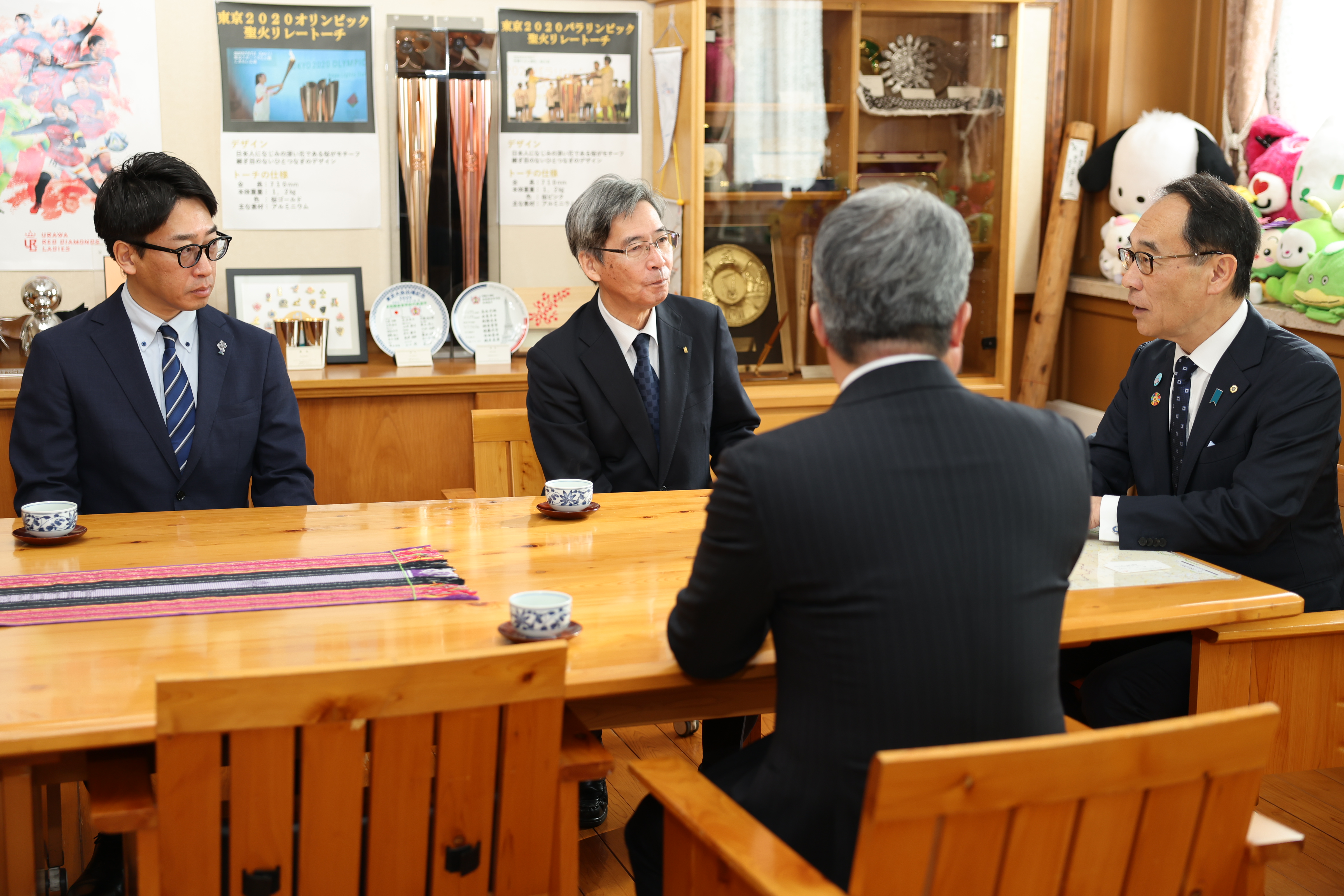 感謝状贈呈者と歓談する知事の写真