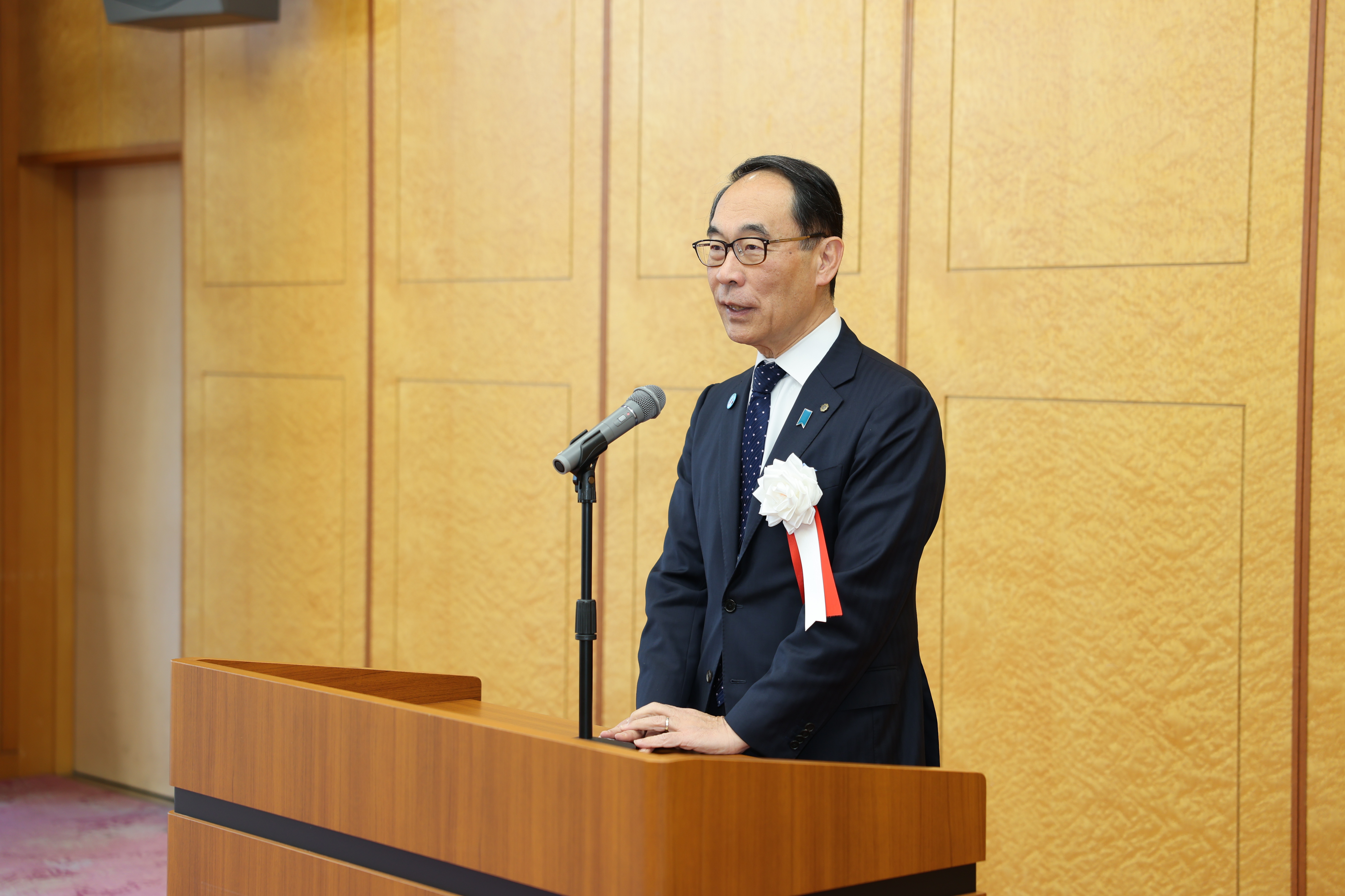 表彰式で挨拶する知事の写真
