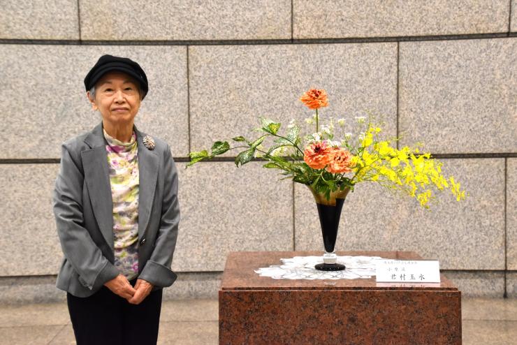 生け花と先生の写真