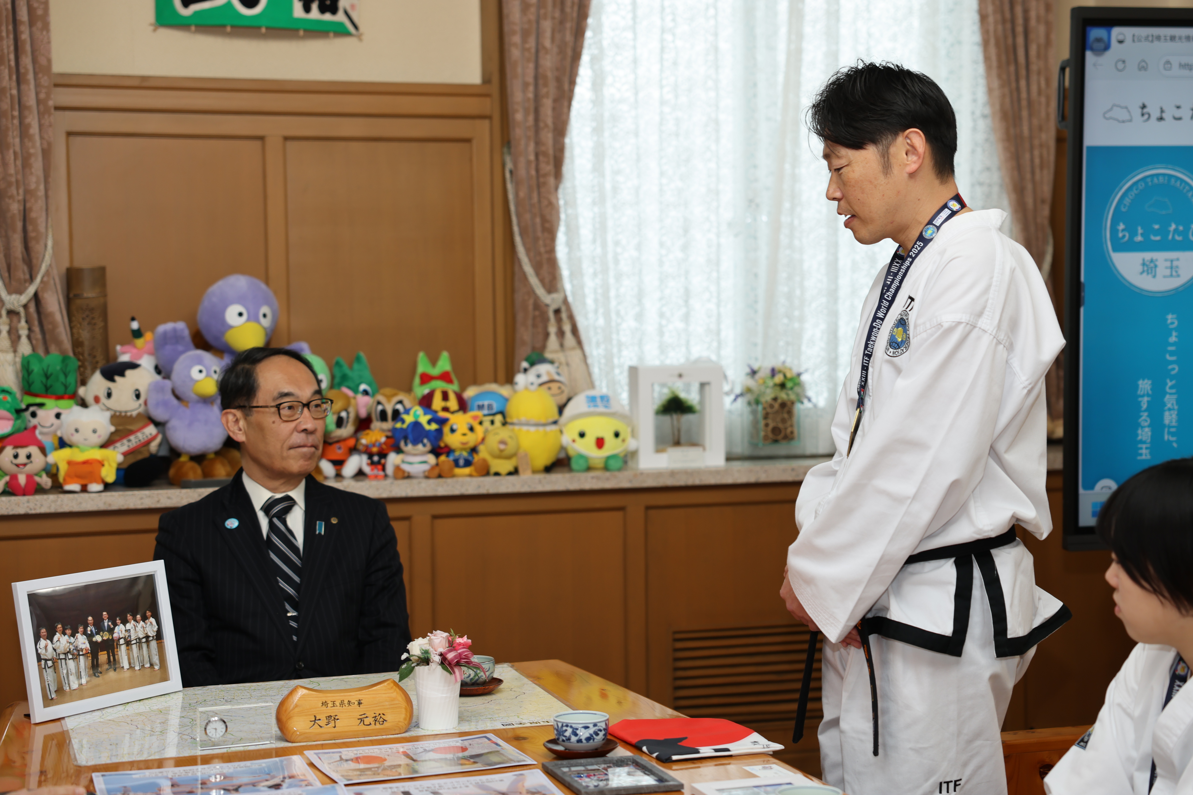 訪問者が知事に向けて話す様子