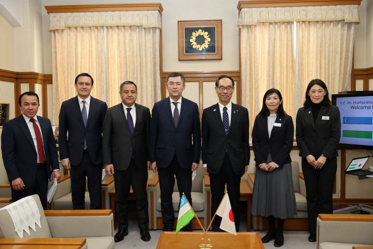 訪問者と記念写真を撮る知事の写真