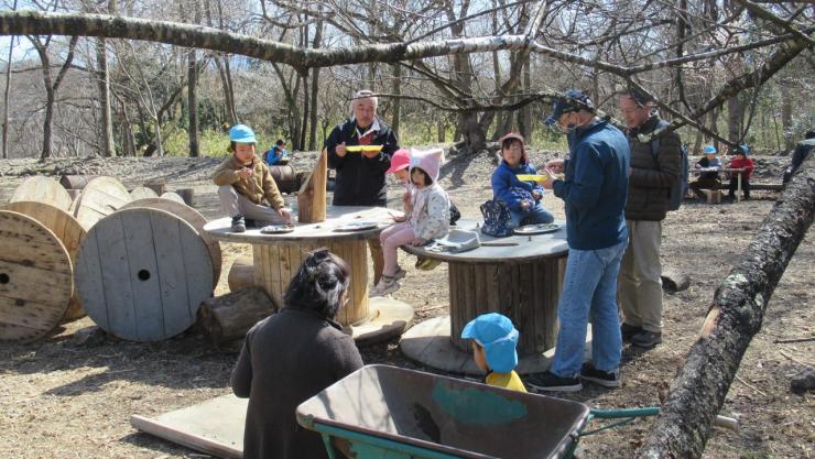 みんな自分の好きな場所でたべてます