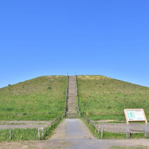 正面から見たさきたま古墳群の稲荷山古墳