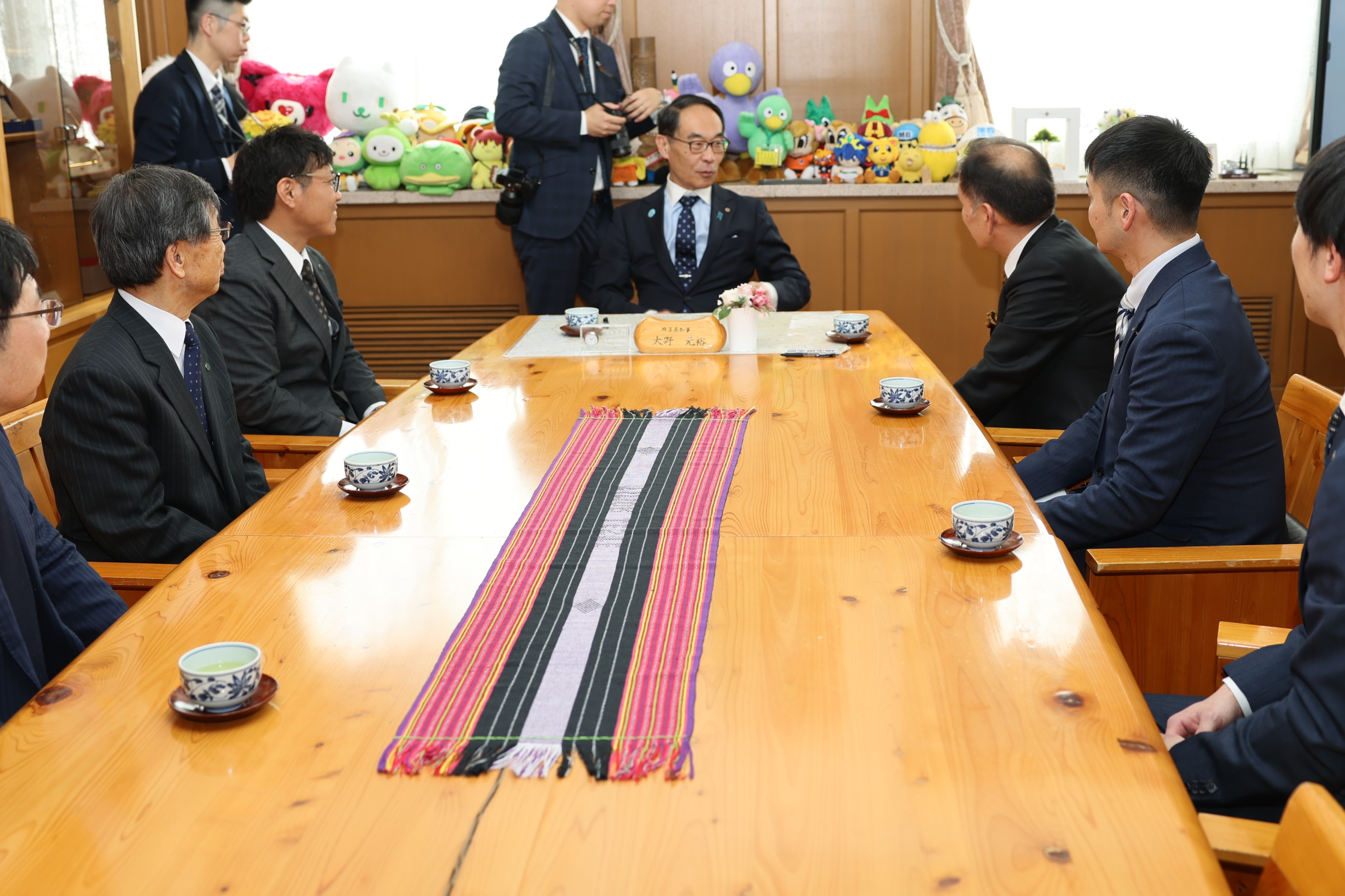 締結式で参加者と歓談する知事の写真