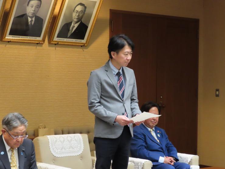 あいさつを述べる白土幸仁議長の写真