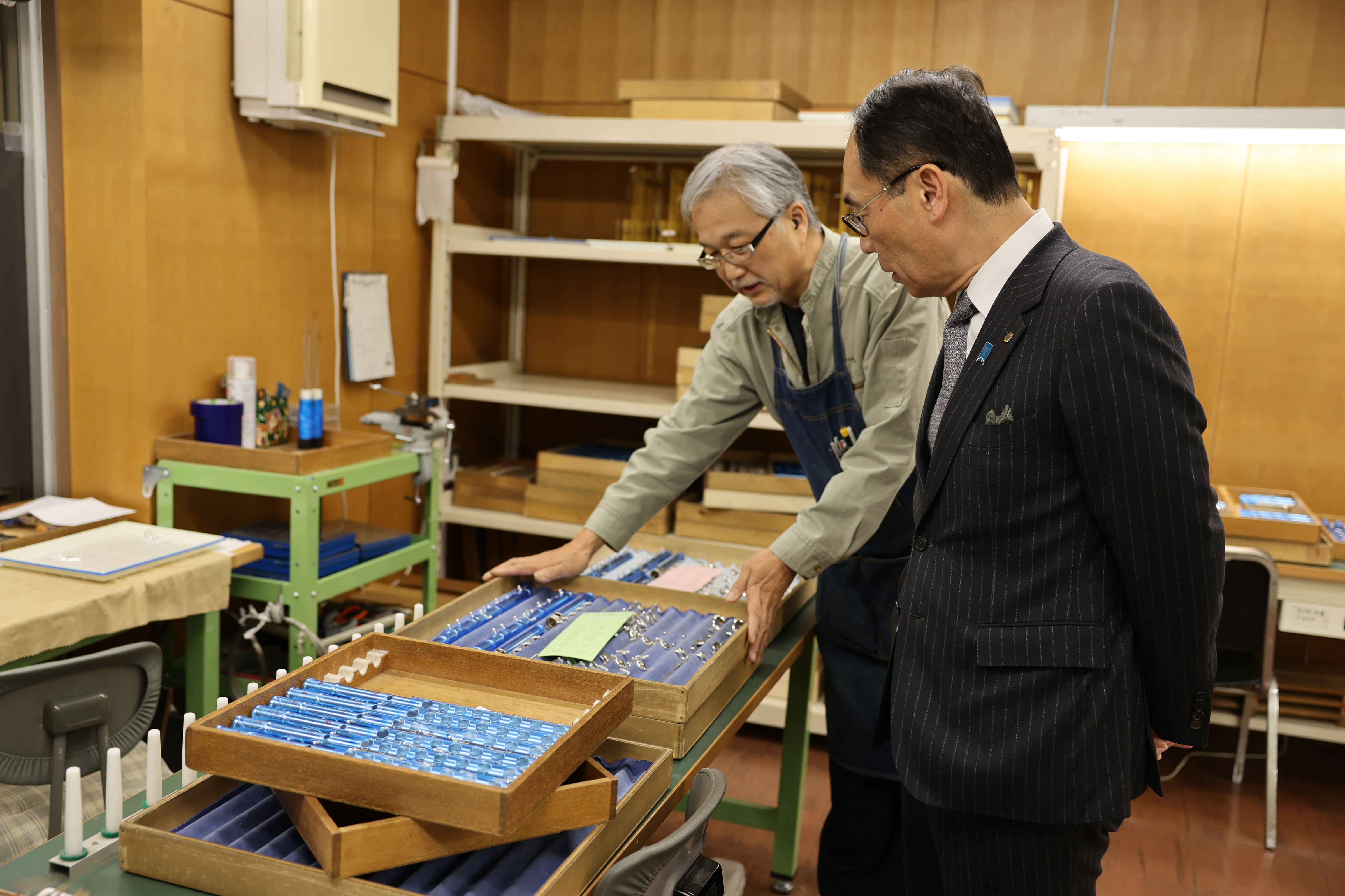 訪問先で説明を受ける知事の写真