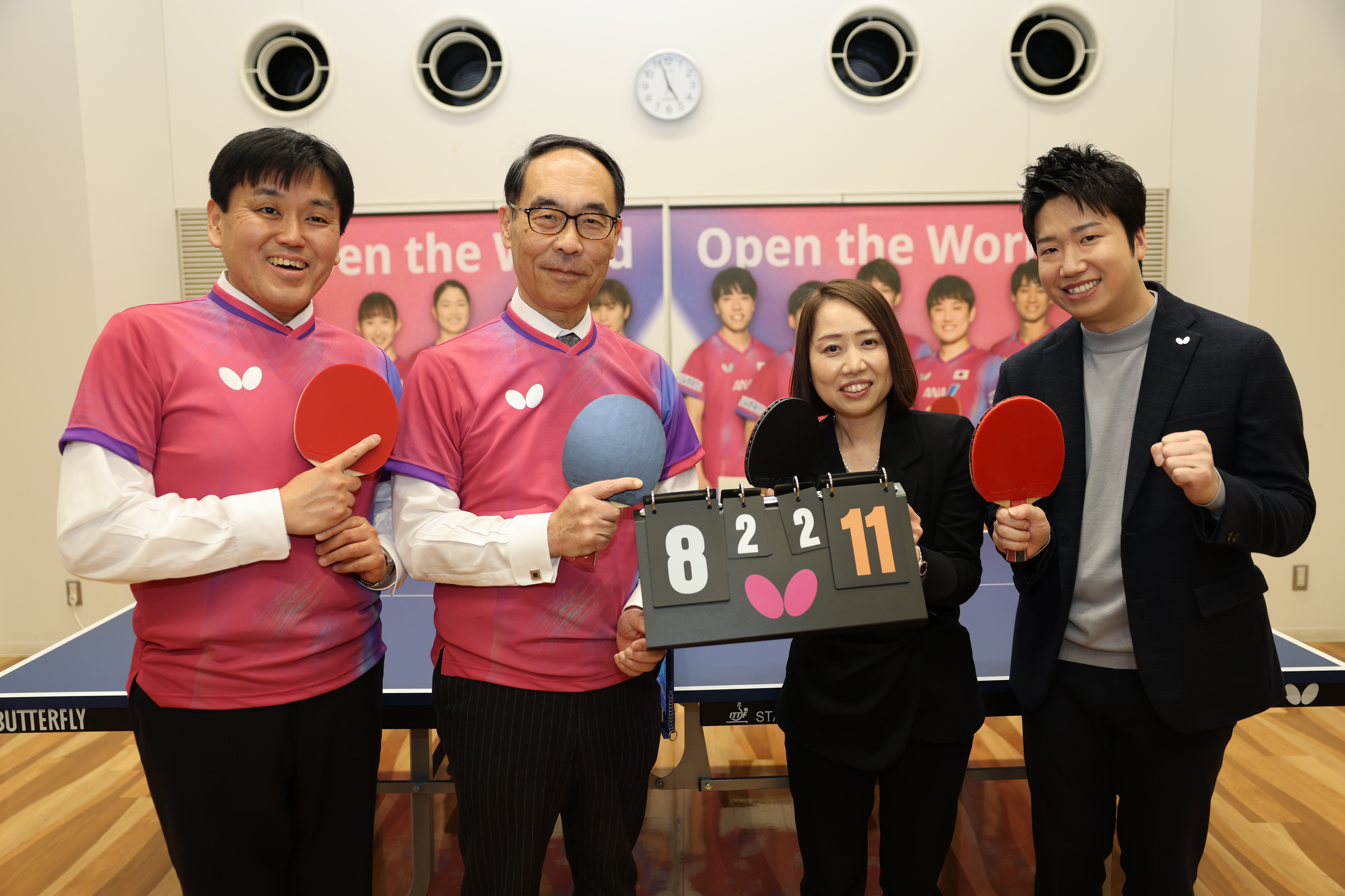 訪問先で卓球の水谷選手らと記念写真を撮る知事の写真