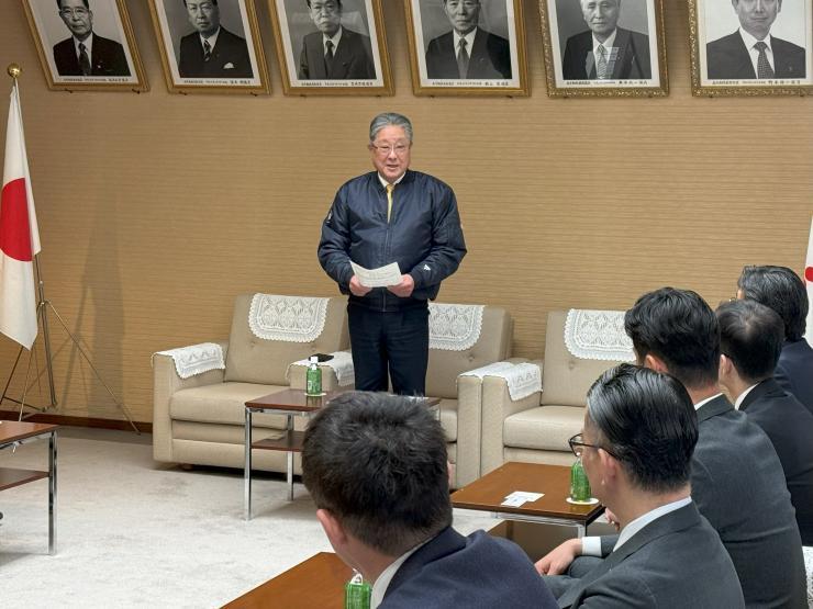 激励の言葉をおくる飯塚俊彦副議長の写真