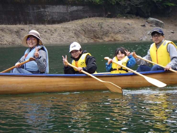 新緑の名栗湖でカヌー体験