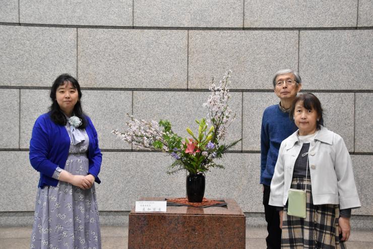 生け花と先生の写真