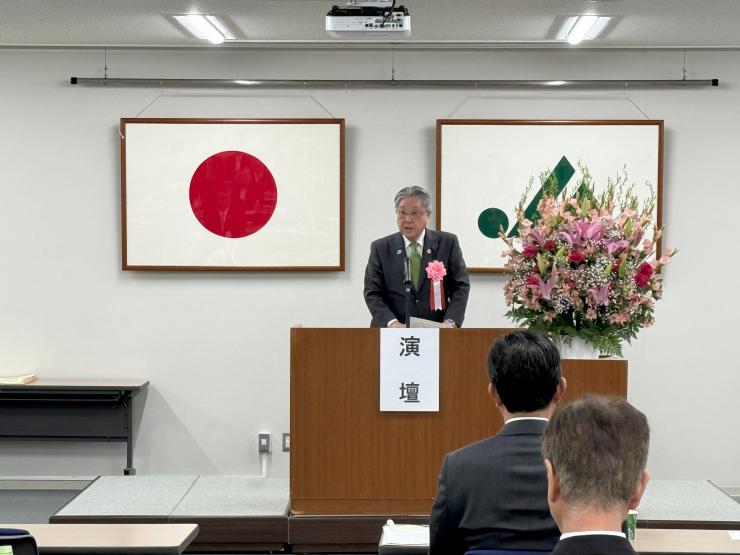 祝辞を述べる飯塚俊彦副議長の写真