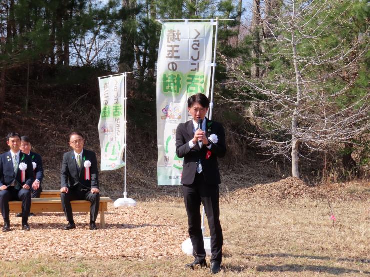 あいさつを述べる白土議長の写真