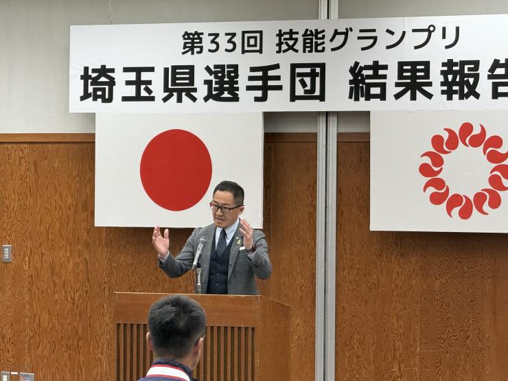 祝辞を述べる飯塚副議長の写真