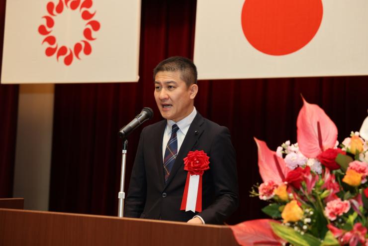 祝辞を述べる白土議長