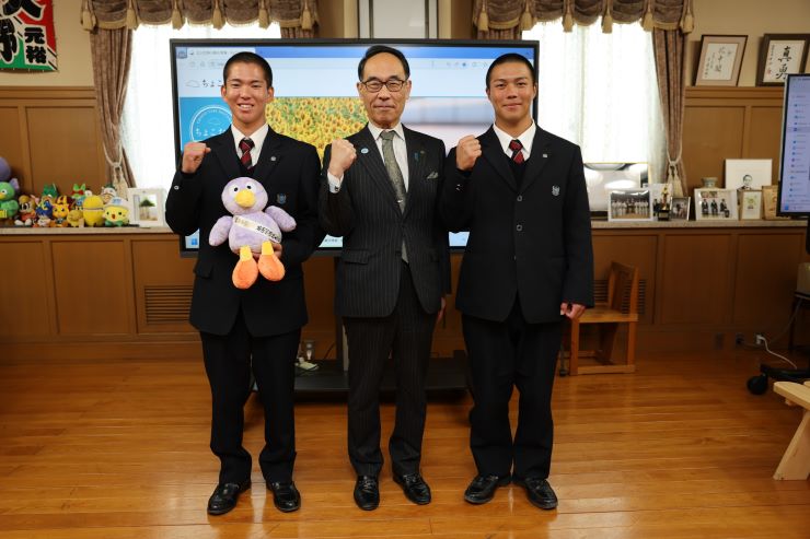 訪問者と記念写真を撮る知事の写真